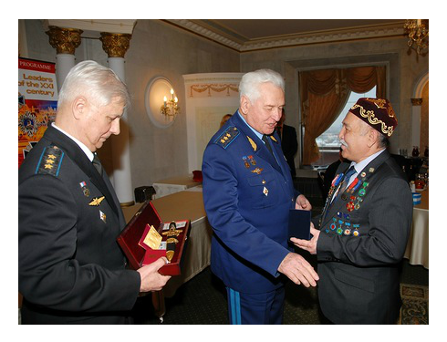 Награждение Базылхана Дюсупова именным кортиком